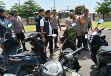 Kapolres Serang, AKBP Condro Sasongko memeriksa motor curian. Foto: Yono