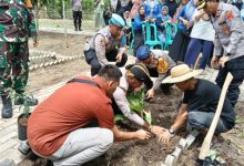 Kapolres Serang, AKBP Condro Sasongko menanam bibit hortikultura. Foto: Yono