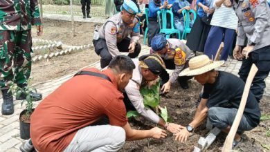 Kapolres Serang, AKBP Condro Sasongko menanam bibit hortikultura. Foto: Yono