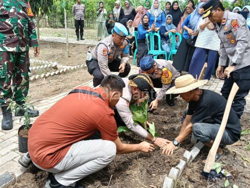 Kapolres Serang, AKBP Condro Sasongko menanam bibit hortikultura. Foto: Yono