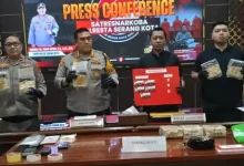 Kapolresta Serang Kota, Kombes Yudha Satria dalam jumpa pers. Foto Yono