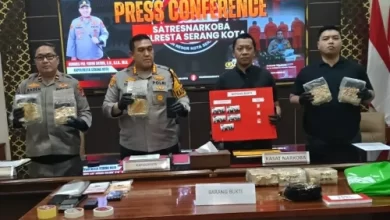 Kapolresta Serang Kota, Kombes Yudha Satria dalam jumpa pers. Foto Yono