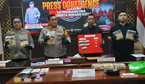 Kapolresta Serang Kota, Kombes Yudha Satria dalam jumpa pers. Foto Yono