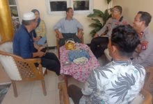 Kapolresta Serang, Kombes Sofwan Herman mendatangi warga Sempu Gedong . Foto Yono