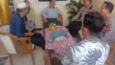 Kapolresta Serang, Kombes Sofwan Herman mendatangi warga Sempu Gedong . Foto Yono