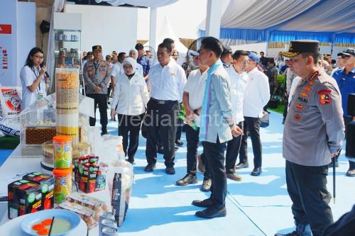 Kapolri, Jenderal Pol Listiyo Sigit Prabowo mendampngi Wapres RI, Gibran Rakabuming Raka. Foto: Antara