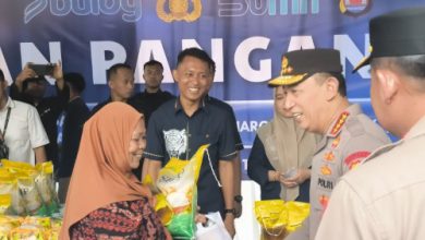 Kapolri, Jenderal Pol Listiyo Sigit Prabowo memberikan bantuan beras SPHP di Polda Banten. foto: Antara