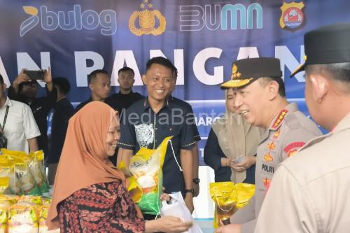Kapolri, Jenderal Pol Listiyo Sigit Prabowo memberikan bantuan beras SPHP di Polda Banten. foto: Antara