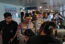 Kapolri, Jenderal Pol Listiyo Sigit Prabowo menyapa penumpang kapal penyeberangan. Foto Antara