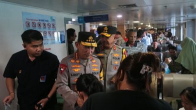 Kapolri, Jenderal Pol Listiyo Sigit Prabowo menyapa penumpang kapal penyeberangan. Foto Antara