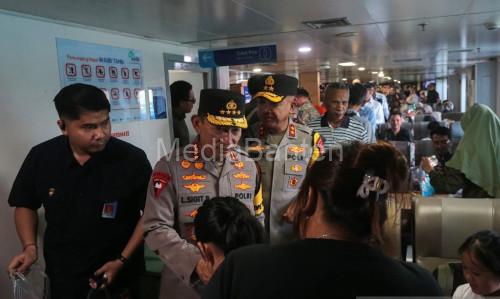 Kapolri, Jenderal Pol Listiyo Sigit Prabowo menyapa penumpang kapal penyeberangan. Foto Antara