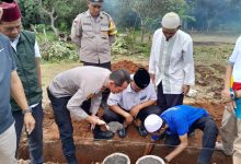 Kapolsek Cikande, AKP Tatang letakan batu pertama pembangunan mushola. Foto: Yono