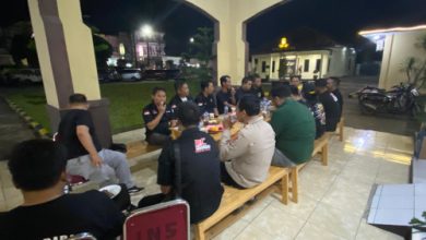 Kapolsek Cikande, AKP Tatang ngariung aman bersama Komunitas Pengemudi Online. Foto Yono