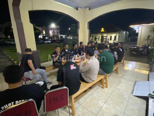 Kapolsek Cikande, AKP Tatang ngariung aman bersama Komunitas Pengemudi Online. Foto Yono