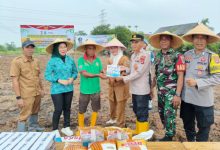 Polsek Cikande dan Bumdes Ketos melakukan penanaman jagung di lahan 1 hektar. Foto: Yono