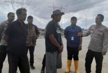 Kapolsek Cikande, AKP Tatang lakukan penanaman jagung. Foto: Yono