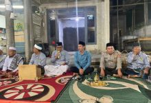 Kapolres Cikande, AKP Tatang besilaturahmi dengan santri Majelis Taklim Darul Kolot. Foto: yono