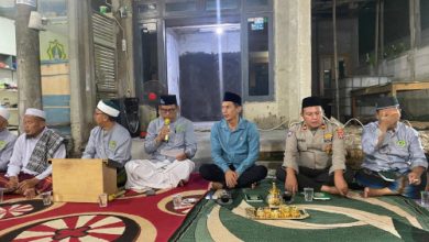 Kapolres Cikande, AKP Tatang besilaturahmi dengan santri Majelis Taklim Darul Kolot. Foto: yono