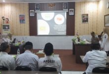 Kapolsek Cikeusal, Iputu Harus Saleh hadir di Puskemas Cikeusal. Foto Yono