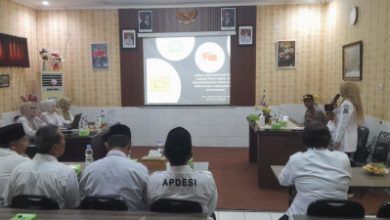 Kapolsek Cikeusal, Iputu Harus Saleh hadir di Puskemas Cikeusal. Foto Yono