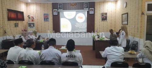 Kapolsek Cikeusal, Iputu Harus Saleh hadir di Puskemas Cikeusal. Foto Yono
