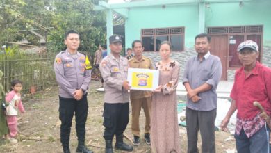 Kapolsek Jawilan, Iptu Erwan Nurwanda menyerahkan bantuan . Foto: Yono