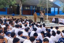 Kapolsek Pamarayan, AKP Yusuf Ependi memberikan pebinaan ke siswa SMPN di Kecamatan Bandung. Foto Yono