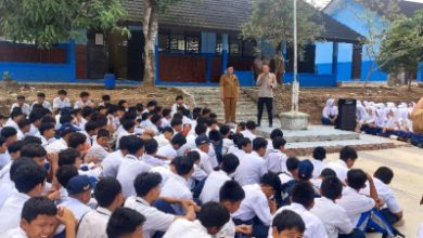Kapolsek Pamarayan, AKP Yusuf Ependi memberikan pebinaan ke siswa SMPN di Kecamatan Bandung. Foto Yono