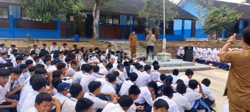 Kapolsek Pamarayan, AKP Yusuf Ependi memberikan pebinaan ke siswa SMPN di Kecamatan Bandung. Foto Yono