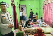 Kapolsek Petir, Iptu Furqon Saibatian bertakziah. Foto: Yono