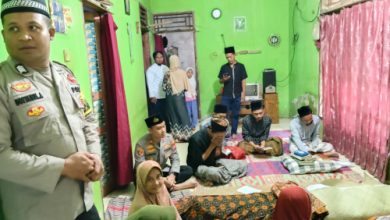 Kapolsek Petir, Iptu Furqon Saibatian bertakziah. Foto: Yono