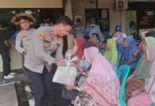 Kapolsek Puloampel, Iptu Jonathan Mampetua Sirait bagikan sembako. Foto Daeng Yusvin