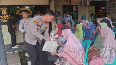 Kapolsek Puloampel, Iptu Jonathan Mampetua Sirait bagikan sembako. Foto Daeng Yusvin