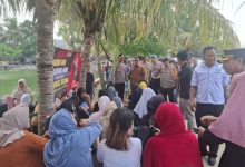 Kapolres Serang, AKBP Condro Sasongko ngobrol dengan emak-emak di Situ Ciherang. foto: Yono