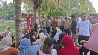 Kapolres Serang, AKBP Condro Sasongko ngobrol dengan emak-emak di Situ Ciherang. foto: Yono