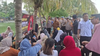 Kapolres Serang, AKBP Condro Sasongko ngobrol dengan emak-emak di Situ Ciherang. foto: Yono