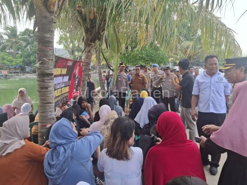 Kapolres Serang, AKBP Condro Sasongko ngobrol dengan emak-emak di Situ Ciherang. foto: Yono