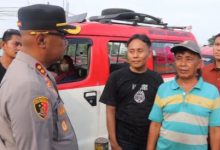 Kapolres Serang, AKBP Condro Sasongko bersama sopir angkot. Foto: Yono