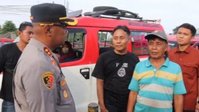 Kapolres Serang, AKBP Condro Sasongko bersama sopir angkot. Foto: Yono