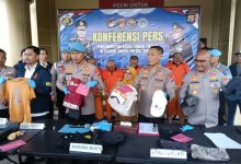 Konferensi pers Polres Serang soal penetapan tersangka pengeroyokan wartawan dan staf Humas KLH. Foto: Yono