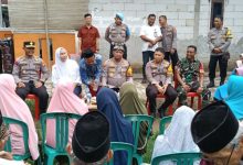 Kapolres Serang, AKBP Condro Sasongko ngariung iman dan ngariung aman bersama emak-emak dan tokoh masyarkat Desa Ketos. Foto: Yono