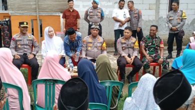 Kapolres Serang, AKBP Condro Sasongko ngariung iman dan ngariung aman bersama emak-emak dan tokoh masyarkat Desa Ketos. Foto: Yono