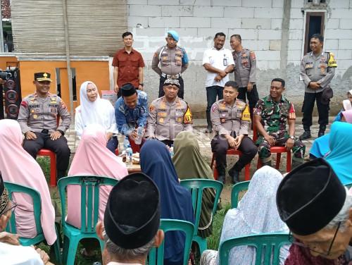 Kapolres Serang, AKBP Condro Sasongko ngariung iman dan ngariung aman bersama emak-emak dan tokoh masyarkat Desa Ketos. Foto: Yono