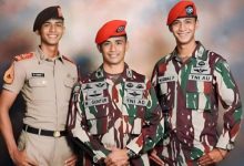 Kapten Inf M. Guntur bersama kedua putranya, Lettu Pas M. Iqbal Fahriyansyah, dan Letda Inf M. Akbar. Foto : Daeng Yusvin