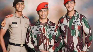Kapten Inf M. Guntur bersama kedua putranya, Lettu Pas M. Iqbal Fahriyansyah, dan Letda Inf M. Akbar. Foto : Daeng Yusvin
