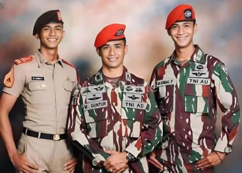 Kapten Inf M. Guntur bersama kedua putranya, Lettu Pas M. Iqbal Fahriyansyah, dan Letda Inf M. Akbar. Foto : Daeng Yusvin