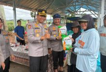 Karo SDM Polda Jabar, Kombes Fadly Samad dan Kabagbinkar, AKBP Condro Sasongko. Foto Yono