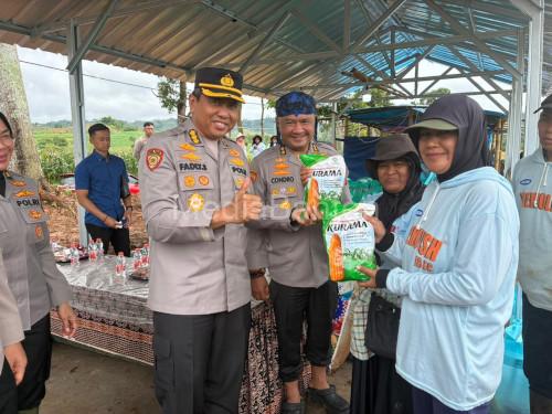 Karo SDM Polda Jabar, Kombes Fadly Samad dan Kabagbinkar, AKBP Condro Sasongko. Foto Yono