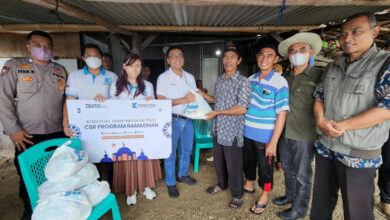 PT Krakatau Bandar Samudera membagikan paket sembako ke nelayan.