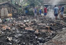 Polsek Cikeusal beri bantuan korban kebakaran rumah. Foto Yono